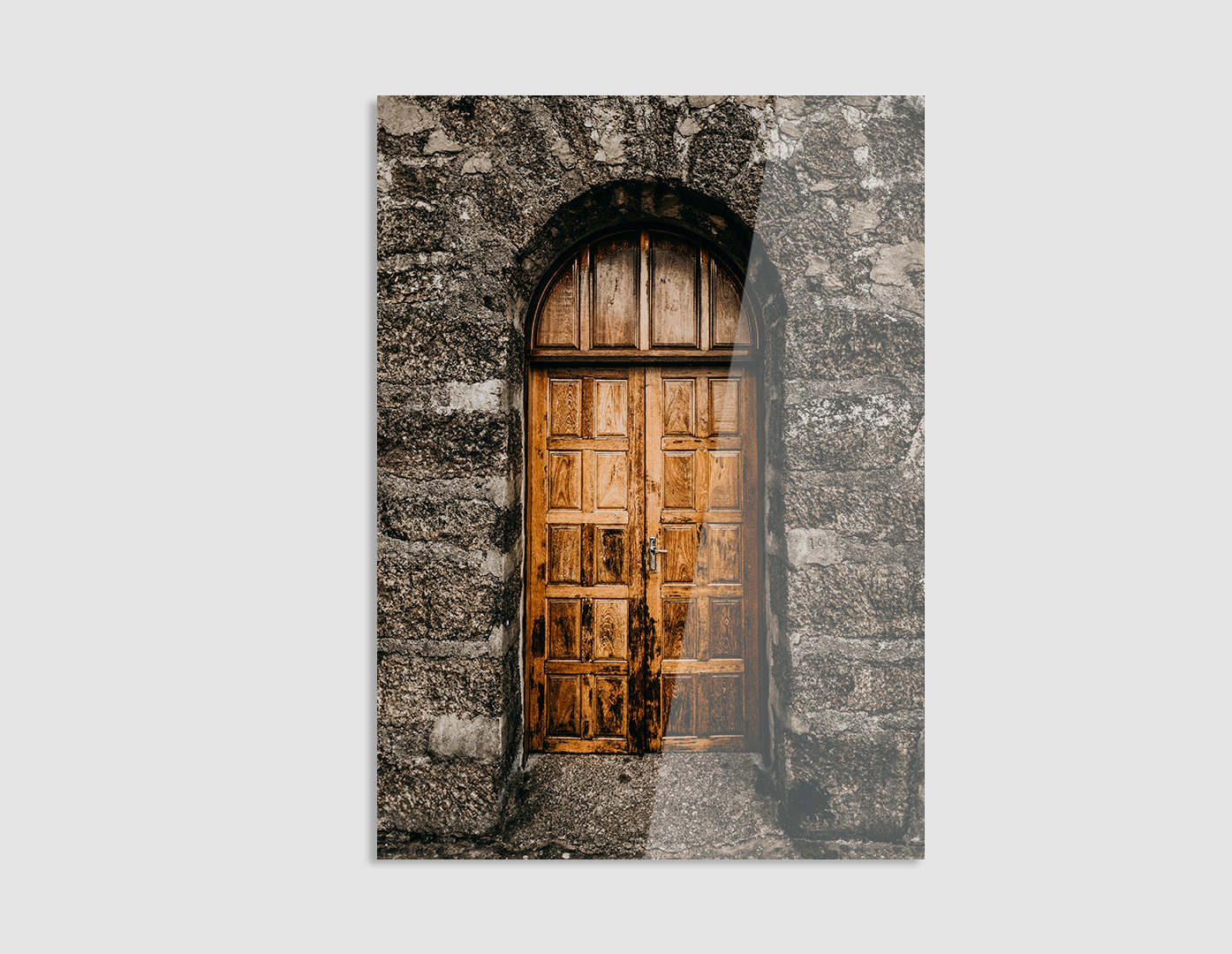 PUERTA ANTIGUA EN MURO DE PIEDRA