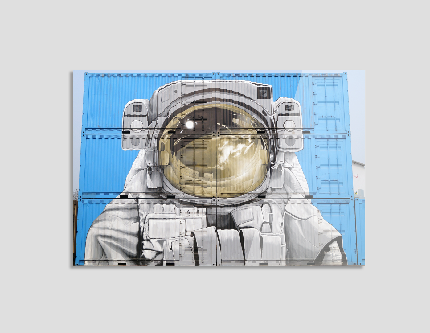 ASTRONAUTA PINTADO EN CONTENEDORES