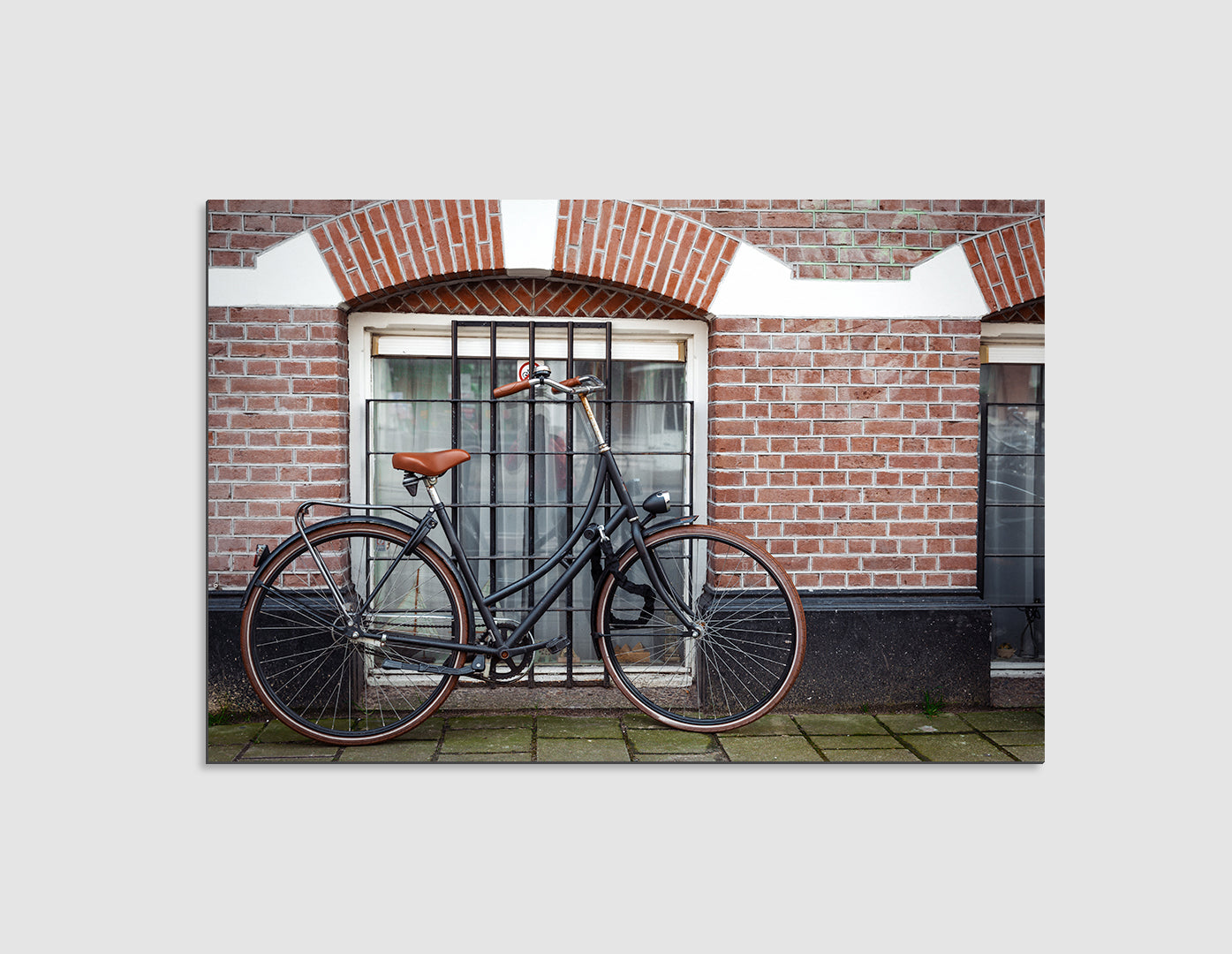 BICICLETA EN PARED DE LADRILLOS