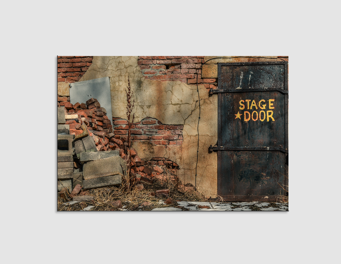 PUERTA CON ESCOMBROS