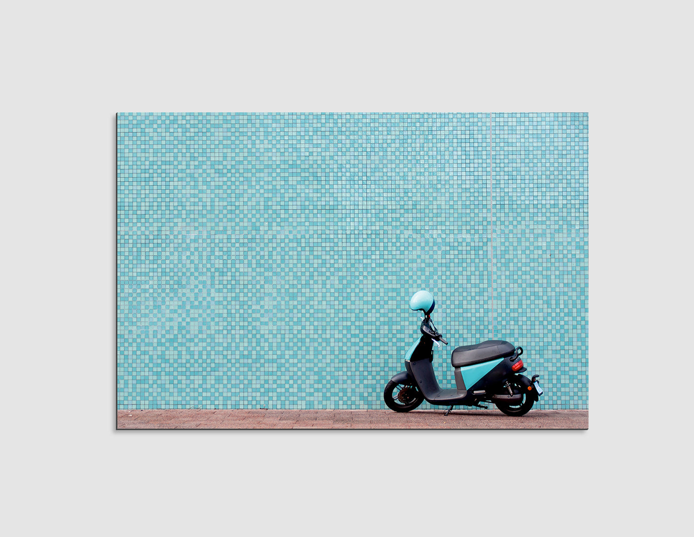 MOTONETA CON FONDO AZUL