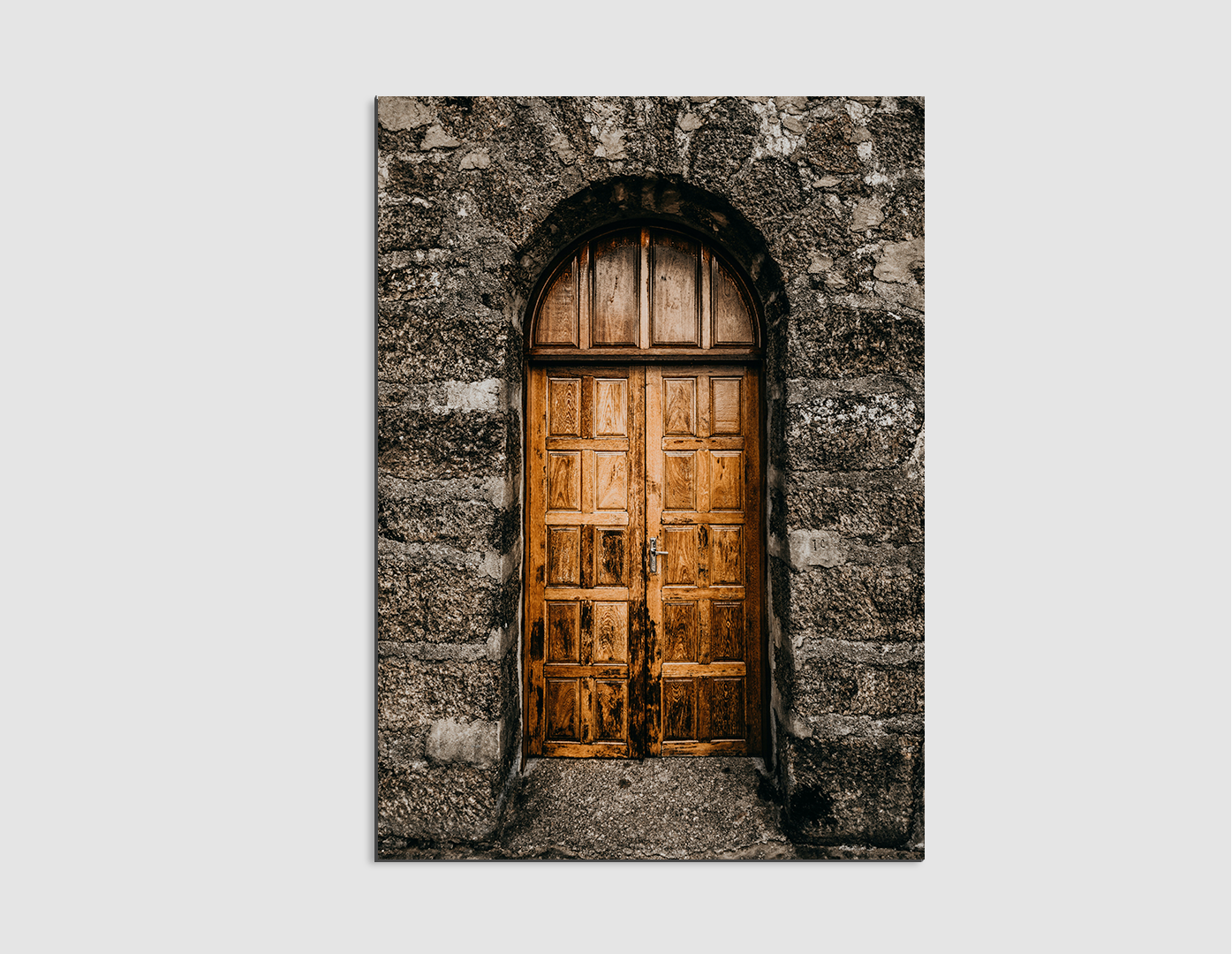 PUERTA ANTIGUA EN MURO DE PIEDRA