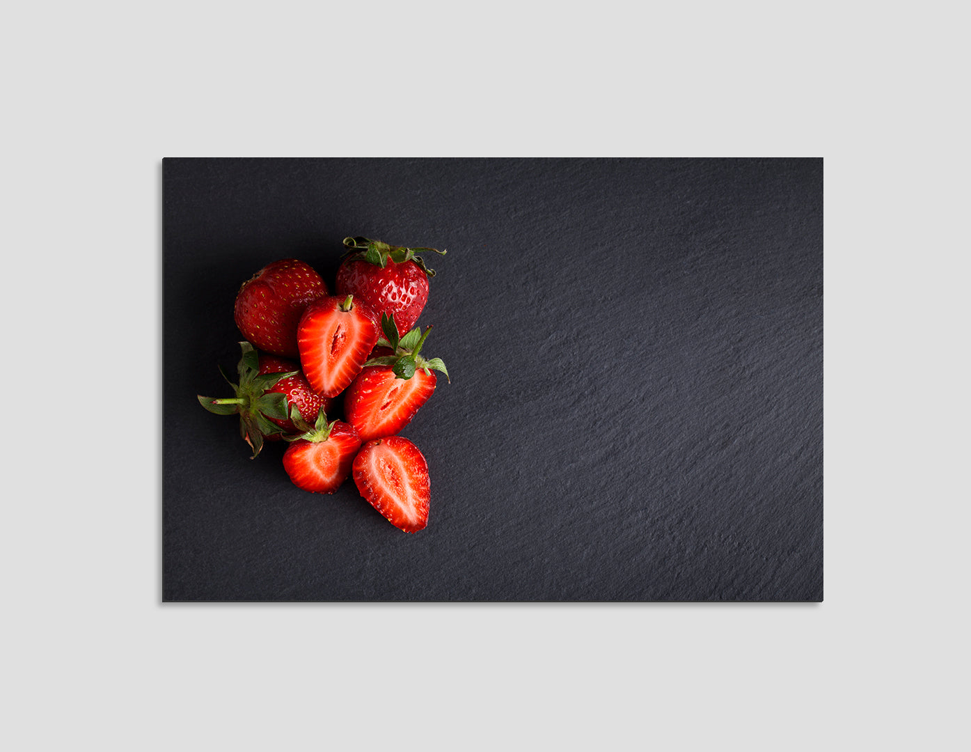 FRESAS CON FONDO OSCURO
