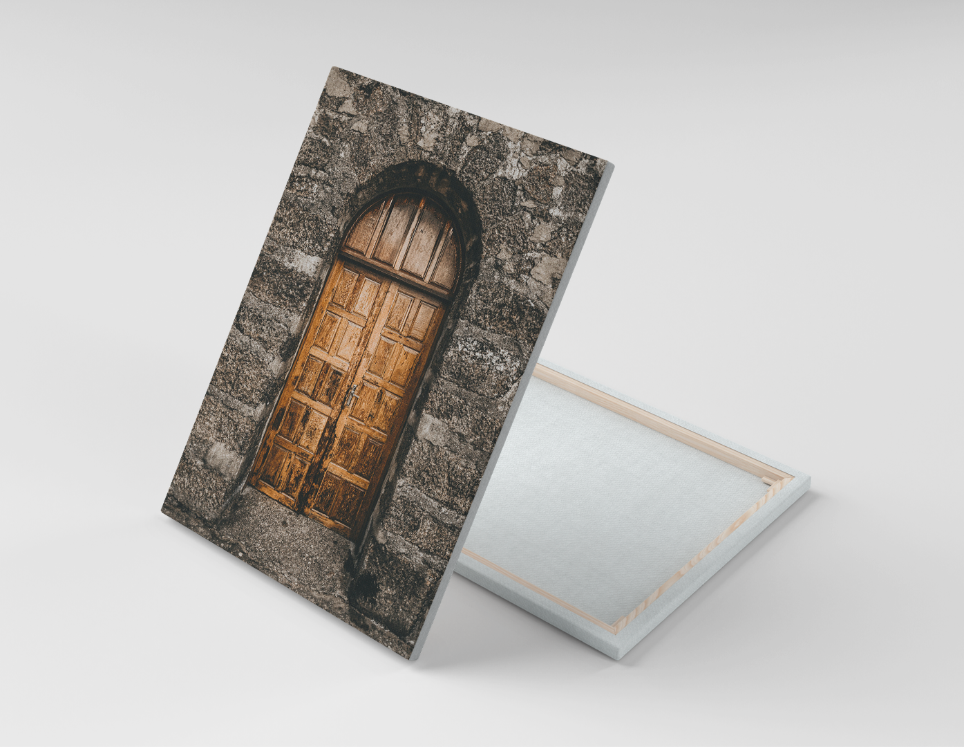 PUERTA ANTIGUA EN MURO DE PIEDRA