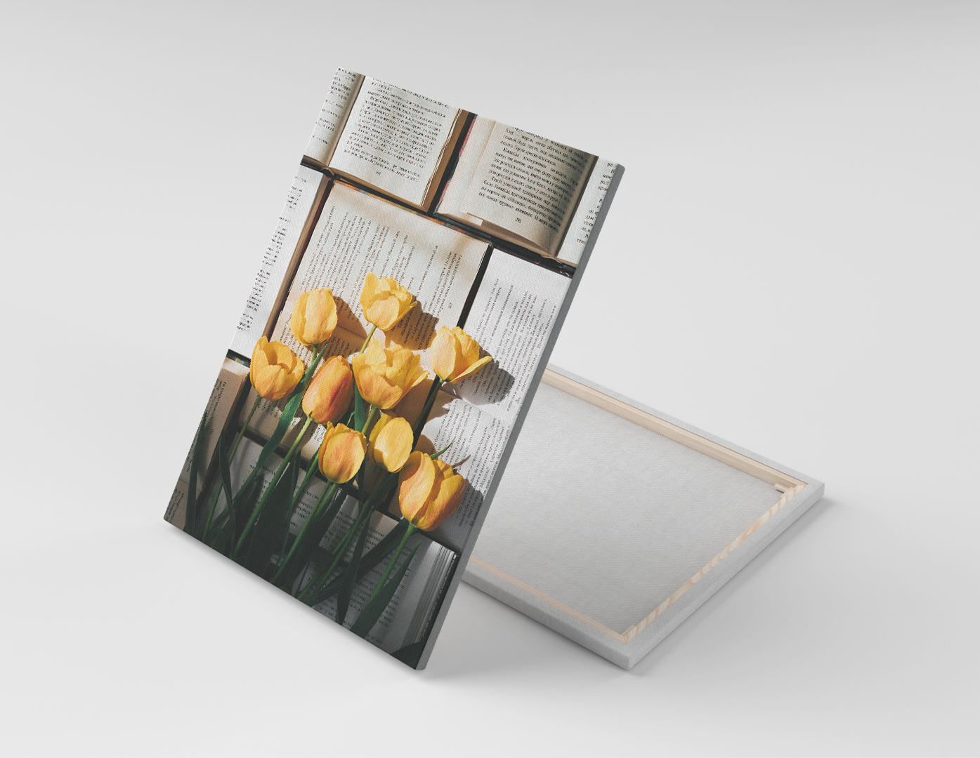 TULIPANES AMARILLOS SOBRE UN LIBRO