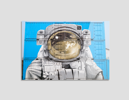 ASTRONAUTA PINTADO EN CONTENEDORES