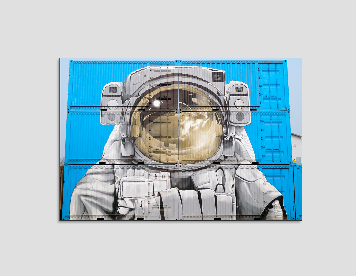 ASTRONAUTA PINTADO EN CONTENEDORES